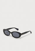 Schwarze Sonnenbrille mit ovalen Gläsern und dicken Rahmen. Verfügt über dunkle Gläser und dezente goldene Akzente an den Bügeln. Glatte Oberfläche.