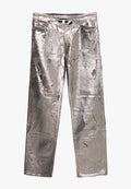 Silberne metallische Jeans mit einer glatten, reflektierenden Textur, ausgestattet mit Taschen und einem taillierten Bund. Ein distressed Muster fügt Details hinzu.