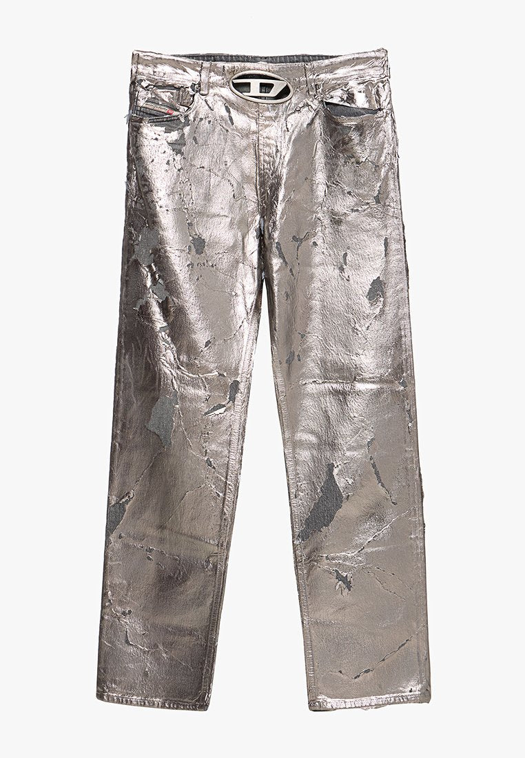 Silberne metallische Jeans mit einer glatten, reflektierenden Textur, ausgestattet mit Taschen und einem taillierten Bund. Ein distressed Muster fügt Details hinzu.