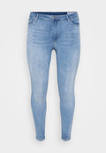 Hellblaue Denim-Skinny-Jeans mit glatter Textur, fünf Taschen-Design und metallischem Knopfverschluss. Eng anliegend an Beinen und Knöcheln.
