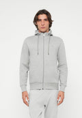 Grauer Kapuzenpullover mit Reißverschluss aus weichem Stoff, mit verstellbarer Kapuze, Fronttaschen sowie gerippten Bündchen an Ärmeln und Saum. Minimalistisches Logo-Detail.