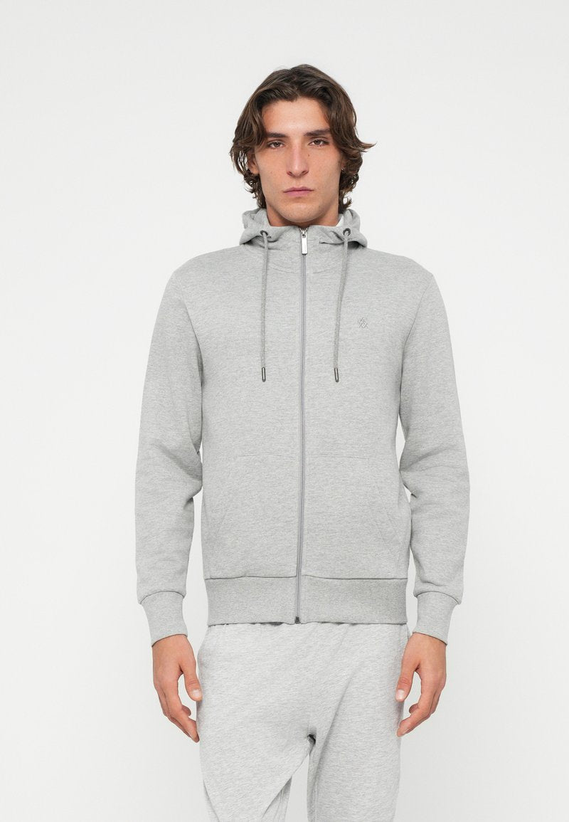 Grauer Kapuzenpullover mit Reißverschluss aus weichem Stoff, mit verstellbarer Kapuze, Fronttaschen sowie gerippten Bündchen an Ärmeln und Saum. Minimalistisches Logo-Detail.
