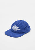 Blaue Cord-Nike-Air-Kappe mit gesticktem Basketball- und Flügel-Logo auf der Vorderseite, gebogenem Schirm und Belüftungsösen.