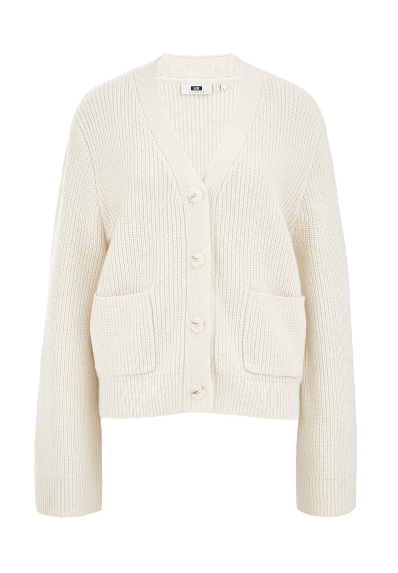 Cremfarbener Strickcardigan mit langen Ärmeln, V-Ausschnitt, vier Knöpfen auf der Vorderseite und zwei aufgesetzten Taschen vorne.