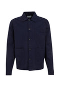 Marineblaue Jacke aus Stoff mit Knopfverschluss, umgelegtem Kragen, zwei großen Fronttaschen und einer einzelnen Brusttasche.