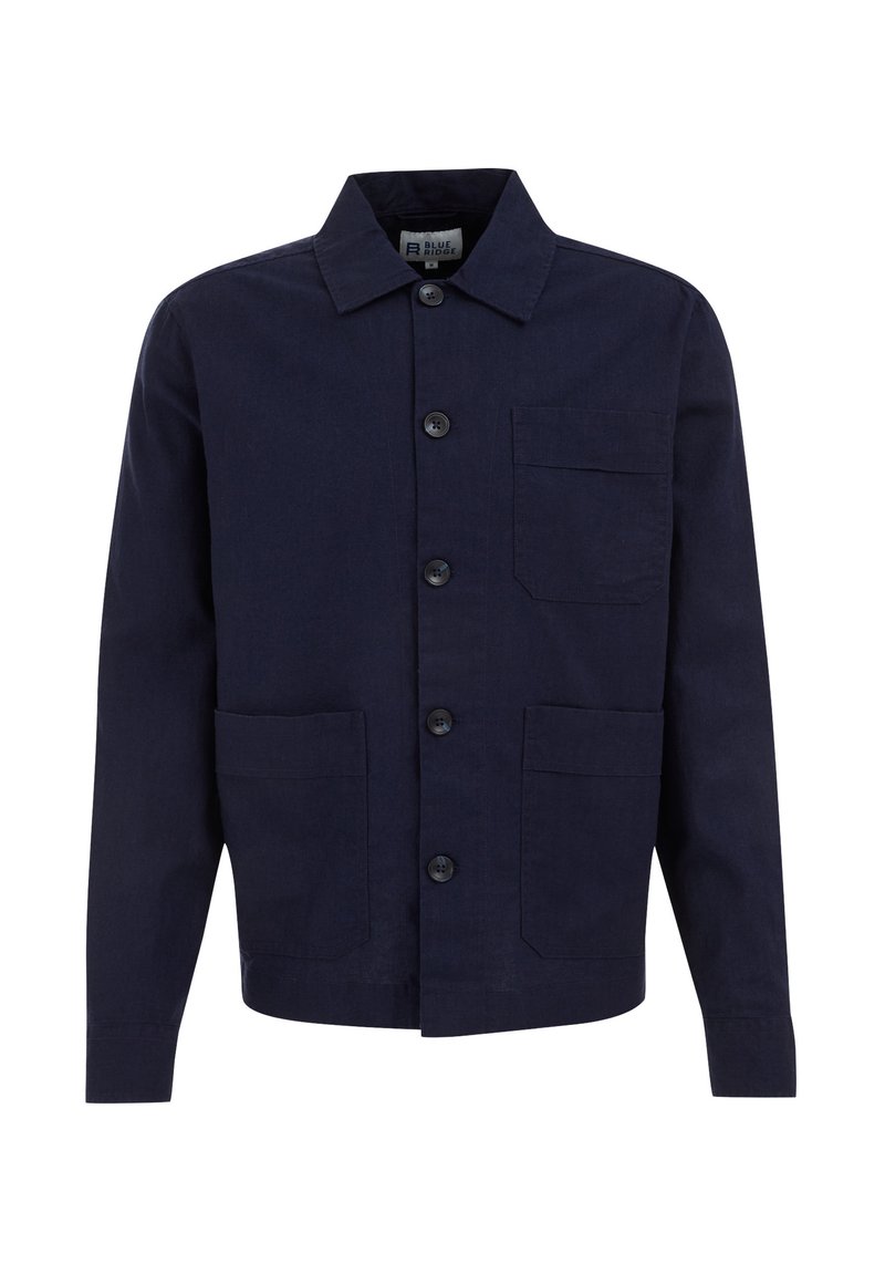 Marineblaue Jacke aus Stoff mit Knopfverschluss, umgelegtem Kragen, zwei großen Fronttaschen und einer einzelnen Brusttasche.