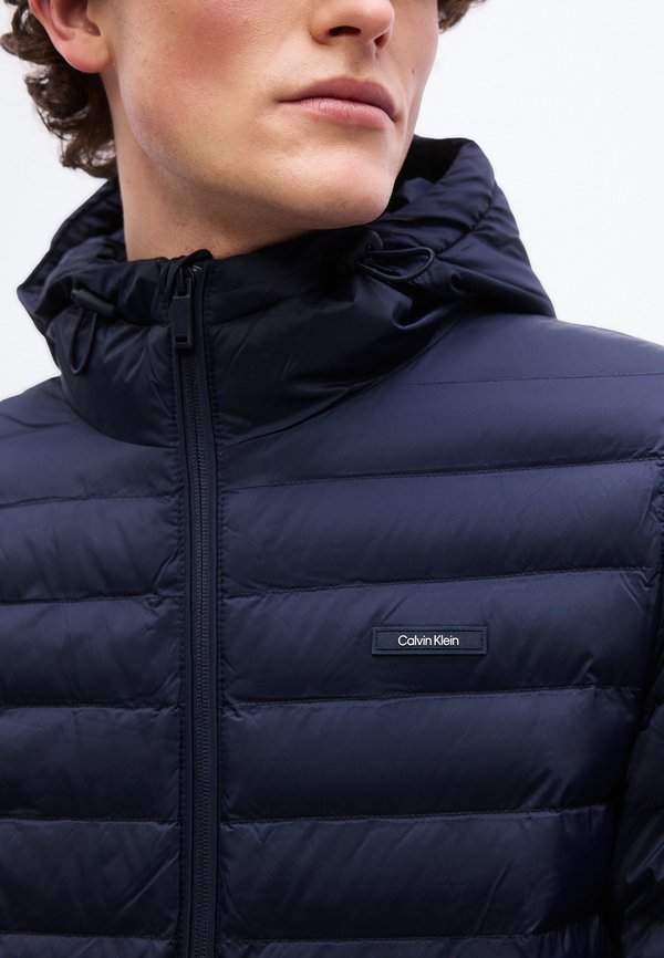 Calvin Klein HOODED CHANNELED PUFFER