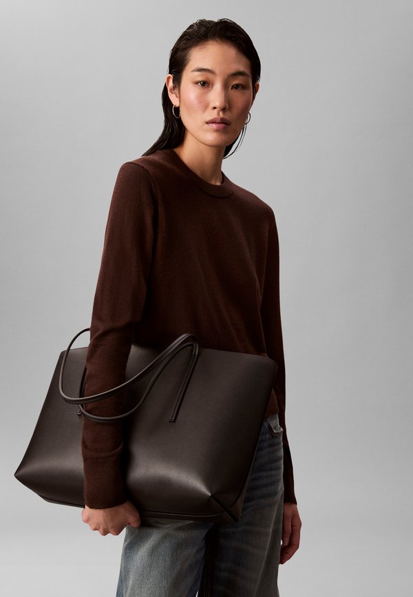 Calvin Klein FOIL LOGO TOTE POUCH - Tote bag - black/toasted coconut