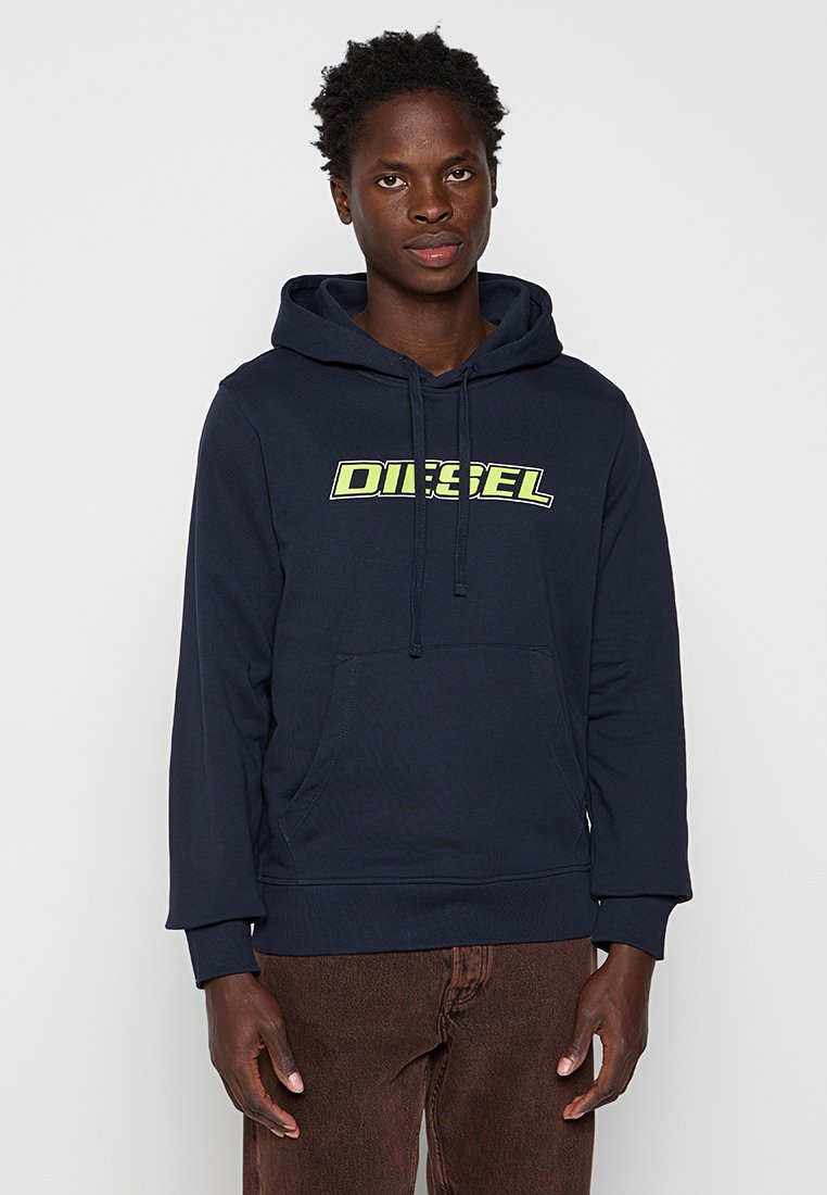 Dunkelblauer Hoodie aus Baumwolle, ausgestattet mit einer vorderen Kängurutasche, einer Kapuze mit Kordelzug und einem auffälligen gelben "DIESEL"-Logo auf der Brust.