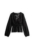 Schwarze Bluse mit langen Ärmeln und V-Ausschnitt, strukturierter Blumenmuster, mit Stoff bezogenen Knöpfen, geraffter Taille und Schößchen-Saum.