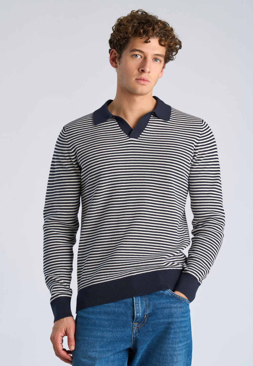 V-NECK  Media 3