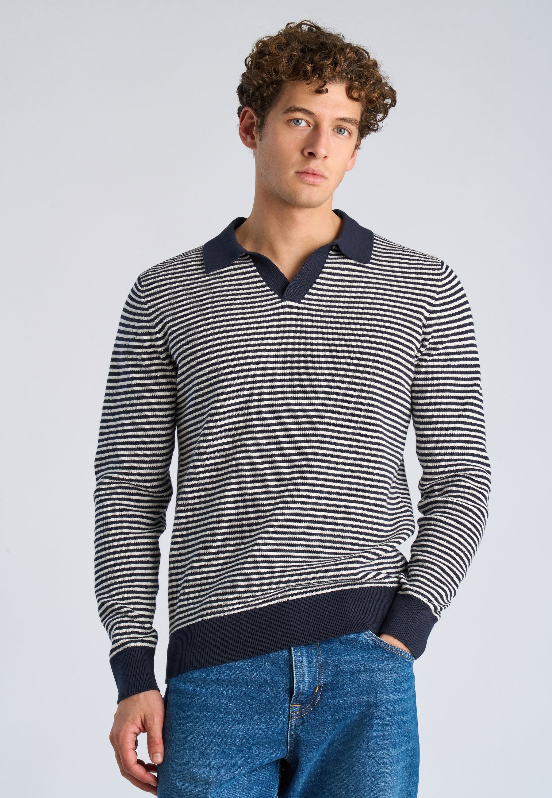 V-NECK  Media 3