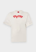 Cremfarbenes Baumwoll-T-Shirt mit Rundhalsausschnitt, kurzen Ärmeln und einem Motiv von vier roten Herzen mit dem Wort "HUGO" in fetten Buchstaben auf der Vorderseite.