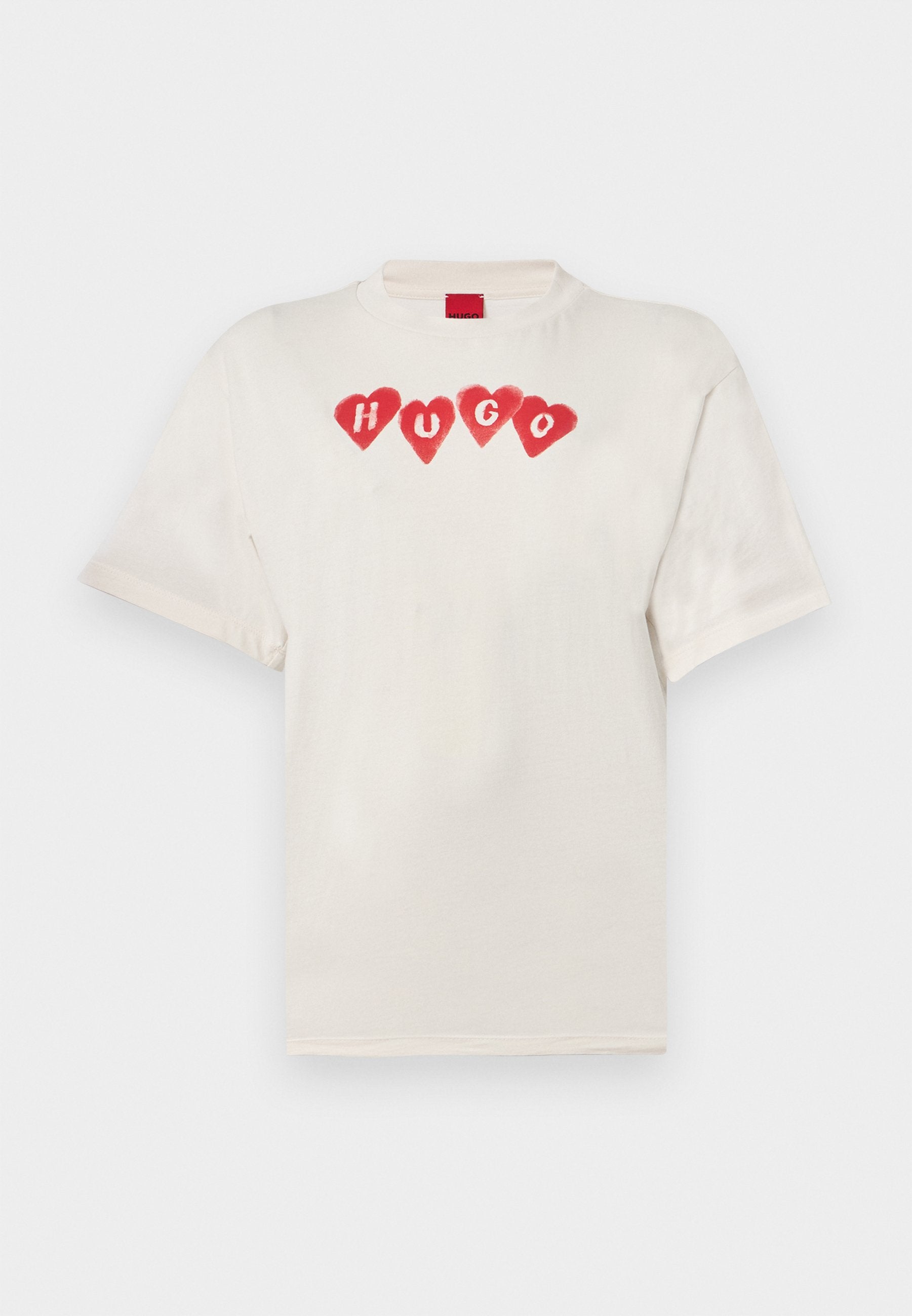 Cremfarbenes Baumwoll-T-Shirt mit Rundhalsausschnitt, kurzen Ärmeln und einem Motiv von vier roten Herzen mit dem Wort "HUGO" in fetten Buchstaben auf der Vorderseite.