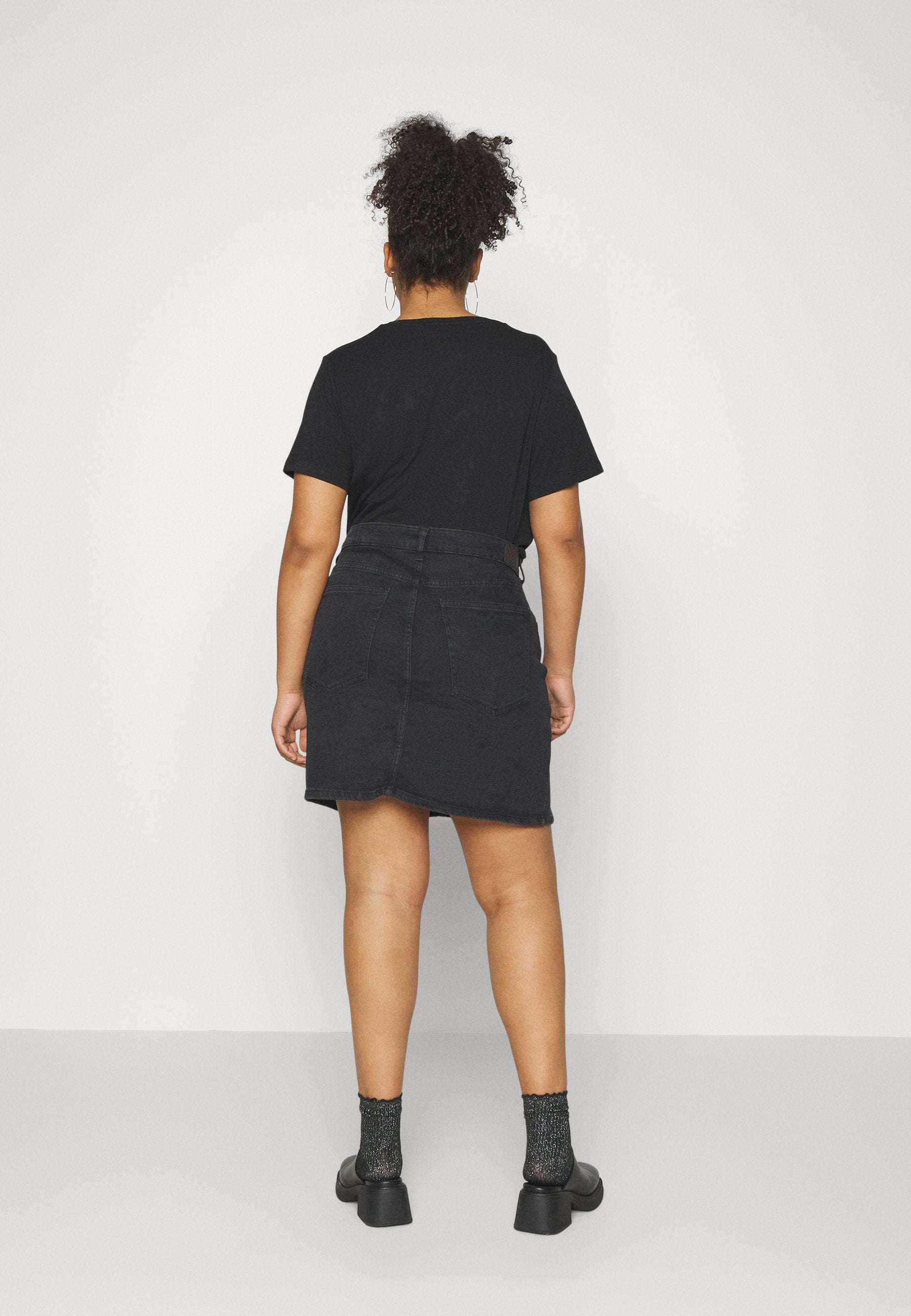 Noisy May Curve PLEATED SKIRT BLACK