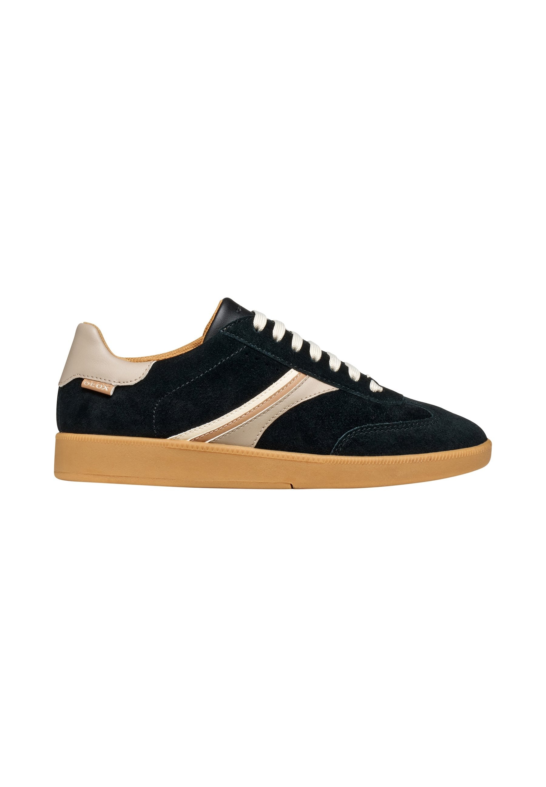Schwarze Wildledersneaker mit beigefarbenen Akzenten, einer hellbraunen Gummisohle und weißen Schnürsenkeln. Verfügt über ein sportliches Design mit seitlichen Streifendetails.