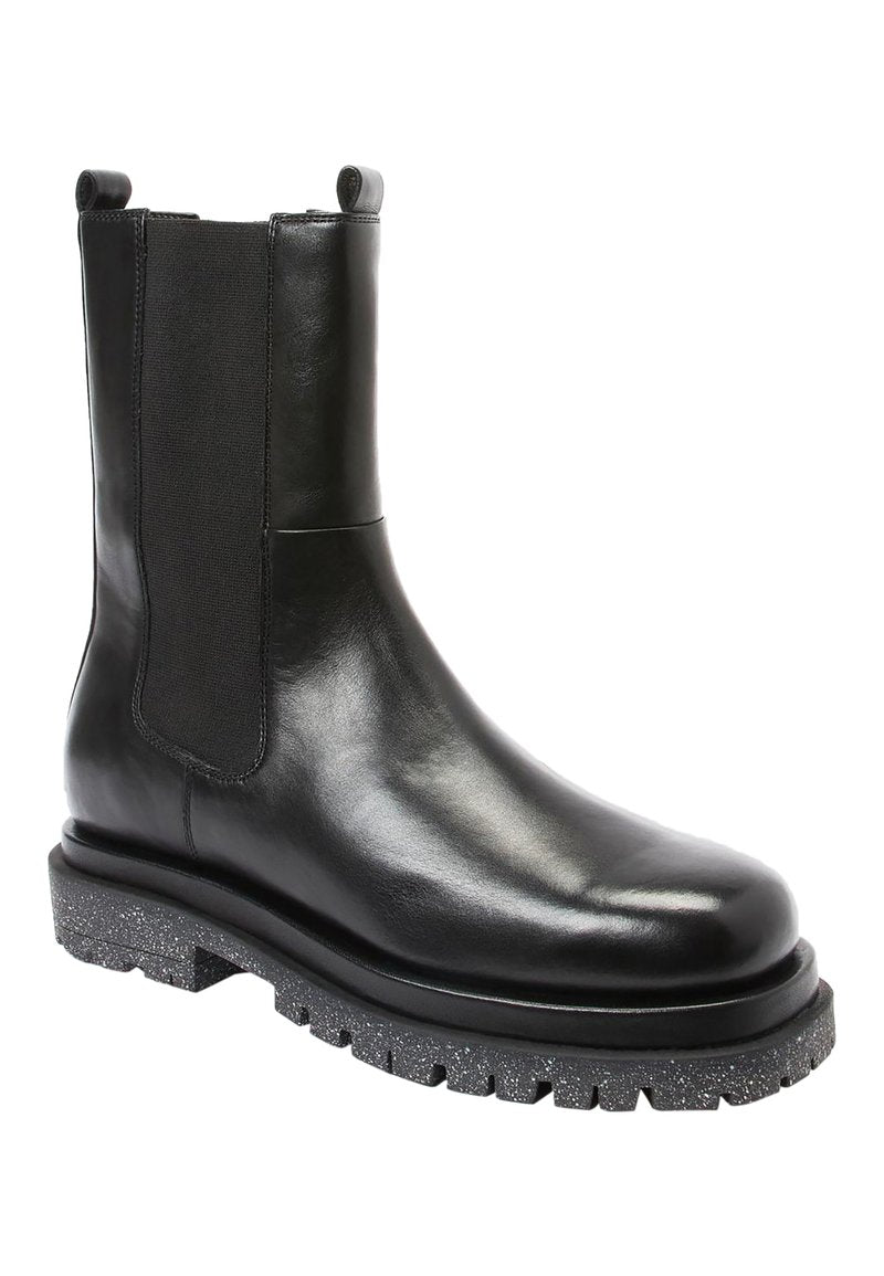 Schwarze Leder-Stiefelette mit elastischen Seitenpanelen, einer strukturierten schwarzen Laufsohle und Zuglaschen oben für ein einfaches Anziehen.