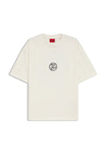 Cremefarbene, kurzärmlige T-Shirts aus Baumwolle mit einem runden, schwarzen Grafiklogo in der Mitte und einem roten Etikett am Kragen.