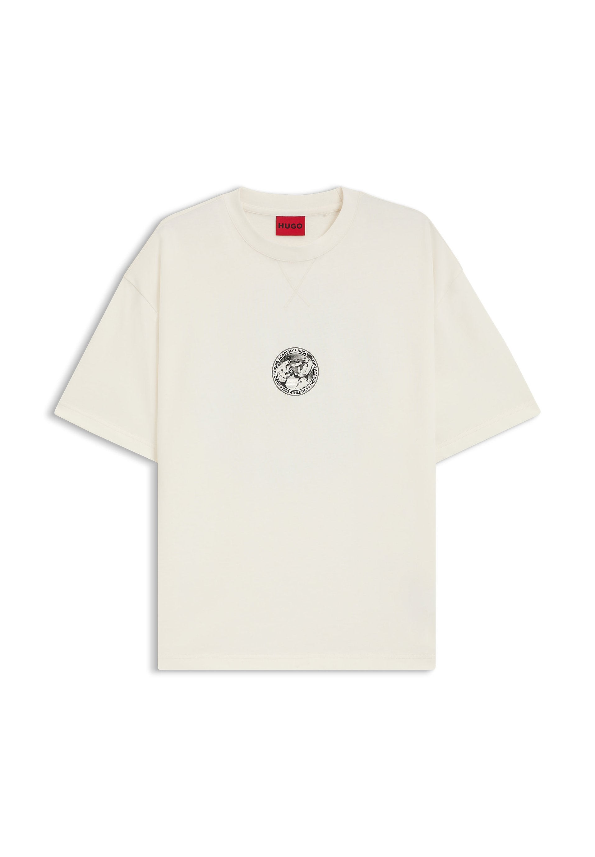 Cremefarbene, kurzärmlige T-Shirts aus Baumwolle mit einem runden, schwarzen Grafiklogo in der Mitte und einem roten Etikett am Kragen.