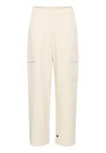 Beige Cargo-Hosen mit lockerer Passform, ausgestattet mit zwei Seitentaschen, Umschlägen an den Säumen und einer glatten Baumwolltextur. Metallknopf-Akzente sind enthalten.