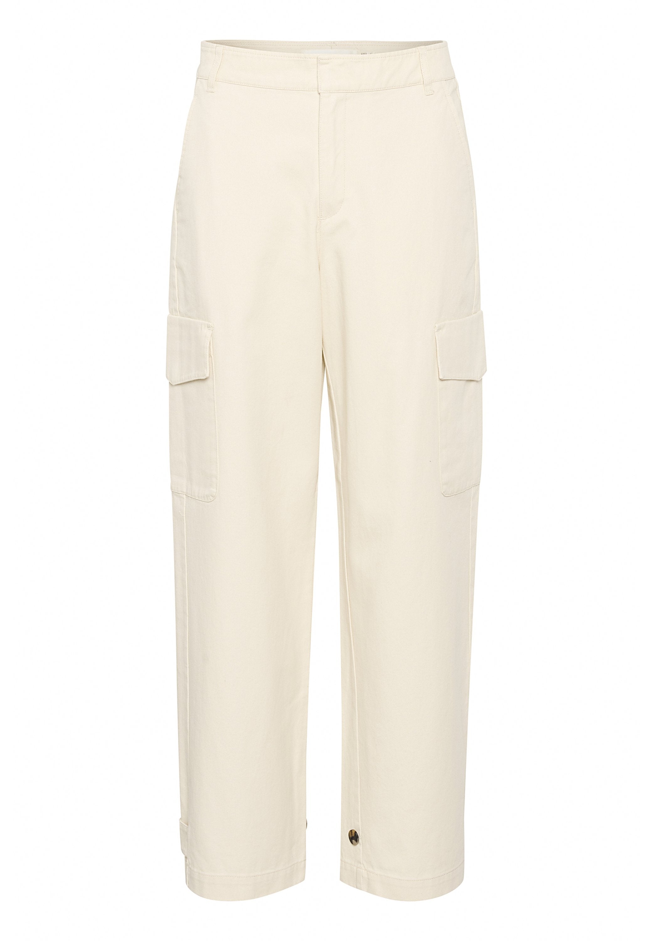 Beige Cargo-Hosen mit lockerer Passform, ausgestattet mit zwei Seitentaschen, Umschlägen an den Säumen und einer glatten Baumwolltextur. Metallknopf-Akzente sind enthalten.