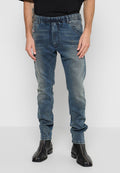 Hellblaues Denim-Hosen mit einem Kordelzugbund, schmaler Passform und verwaschenem Finish. Verfügt über Vordertaschen und dezente Nähdetails.