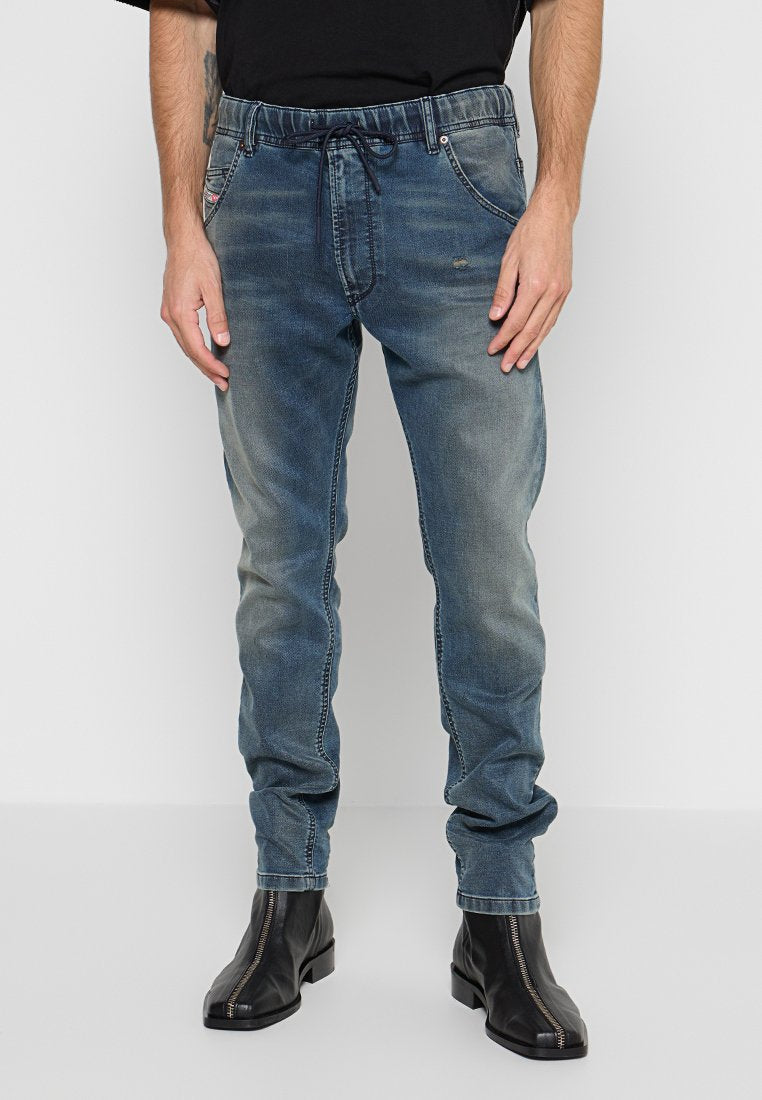 Hellblaues Denim-Hosen mit einem Kordelzugbund, schmaler Passform und verwaschenem Finish. Verfügt über Vordertaschen und dezente Nähdetails.