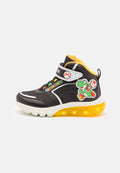 Schwarze Mid-Top-Sneaker mit gelben Akzenten und LED-Sohle. Enthält Grafiken von Yoshi und Toad sowie einen Klettverschluss. Strukturiertes Material.