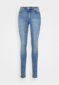 Skinny Jeans aus Denim in heller blauer Farbe. Besitzen leichte Verwaschungen und kleine Abriebstellen an der Vorderseite. Klassisches Fünf-Taschen-Design.