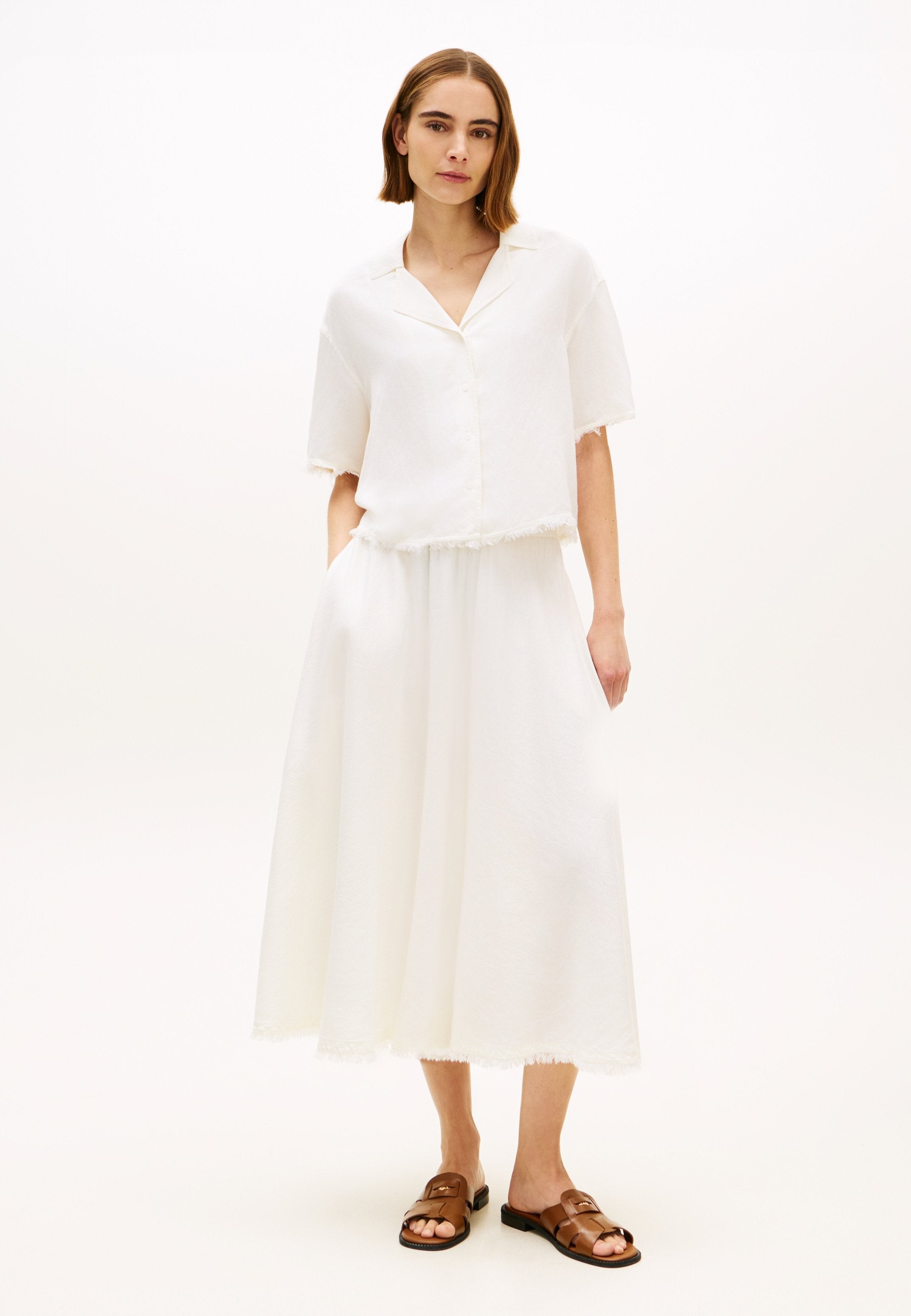 RELAXED FIT FRAYED LINEN BLEND SHIRT Media 2