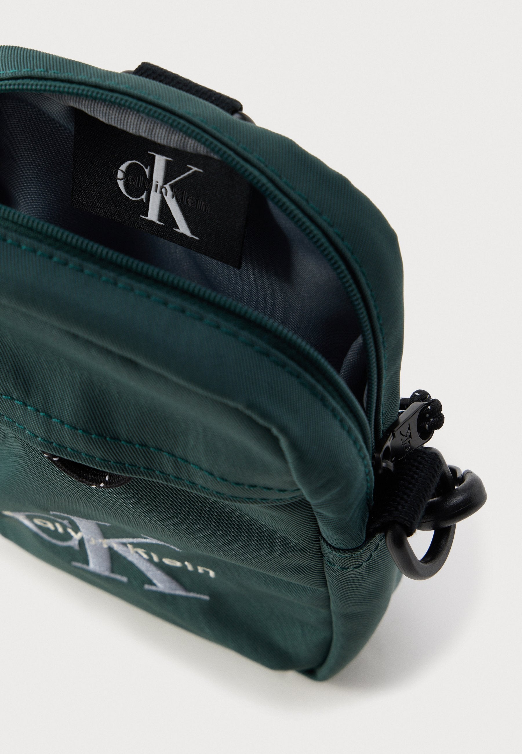 Calvin Klein BOLD LOGO SLIM REPORTER