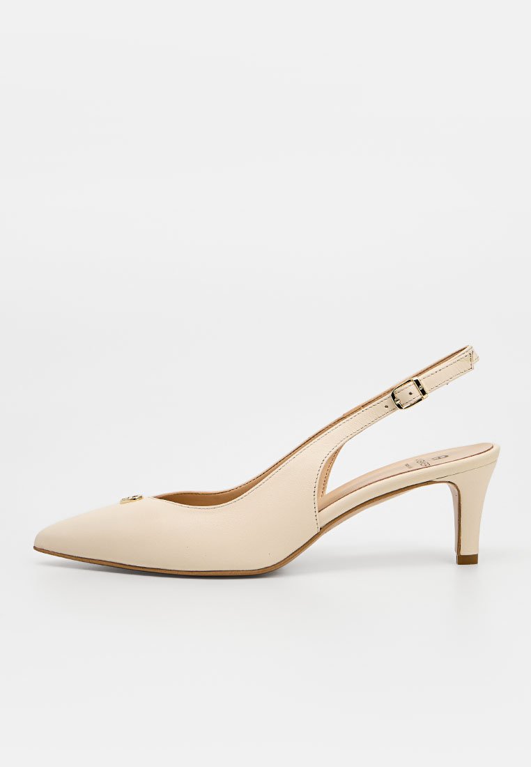 Beiger Slingback-Hochschuh mit spitz zulaufender Zehenpartie, dünnem verstellbarem Schnallenriemen und mittelhohem zulaufendem Absatz.
