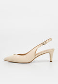 Beiger Slingback-Hochschuh mit spitz zulaufender Zehenpartie, dünnem verstellbarem Schnallenriemen und mittelhohem zulaufendem Absatz.