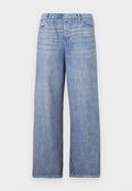 Hellblaue, weit geschnittene Jeans aus Denim, mit klassischem Fünf-Taschen-Design, Knopfverschluss und sichtbaren Verblassungen auf dem Stoff.