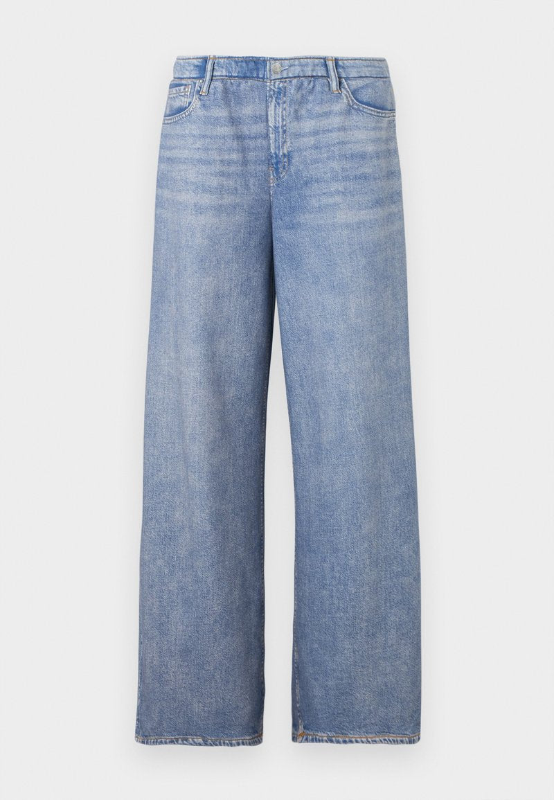 Hellblaue, weit geschnittene Jeans aus Denim, mit klassischem Fünf-Taschen-Design, Knopfverschluss und sichtbaren Verblassungen auf dem Stoff.