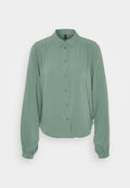 Helles grünes, langärmeliges Blusenshirt mit durchgehender Knopfleiste, Kragen, gerafften Details an den Schultern und elastischen Bündchen. Geschmeidige Stoffoberfläche.