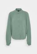 Helles grünes, langärmeliges Blusenshirt mit durchgehender Knopfleiste, Kragen, gerafften Details an den Schultern und elastischen Bündchen. Geschmeidige Stoffoberfläche.