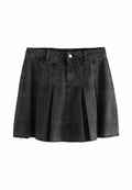 Schwarzer Jeansrock mit Falten, mit einem Knopfverschluss vorne und leicht ausgefranster Saumkante. Das strukturierte Karo-Muster sorgt für visuelles Interesse.