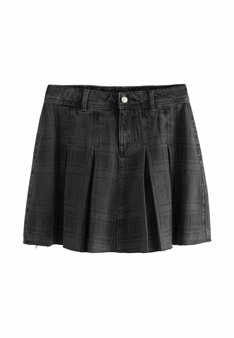 Schwarzer Jeansrock mit Falten, mit einem Knopfverschluss vorne und leicht ausgefranster Saumkante. Das strukturierte Karo-Muster sorgt für visuelles Interesse.