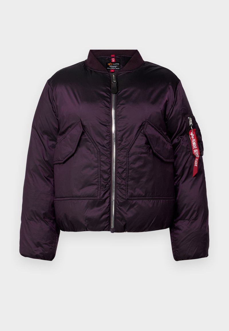 Lila Daunenjacke im Bomberdesign, ausgestattet mit einem Frontreißverschluss, zwei großen Fronttaschen und einer Ärmel-Tasche mit einem roten Etikett. 