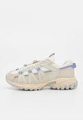Beiger und hellvioletter Sportschuh mit Mesh- und synthetischen Überzügen, robuster Sohle und Zuglaschen an Zunge und Ferse.