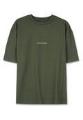 Olivgrünes Baumwoll-T-Shirt mit kurzen Ärmeln, das ein einfaches, zentrales "PEGADOR"-Logo in kontrastierendem Text aufweist. Klassisches Rundhalsdesign.