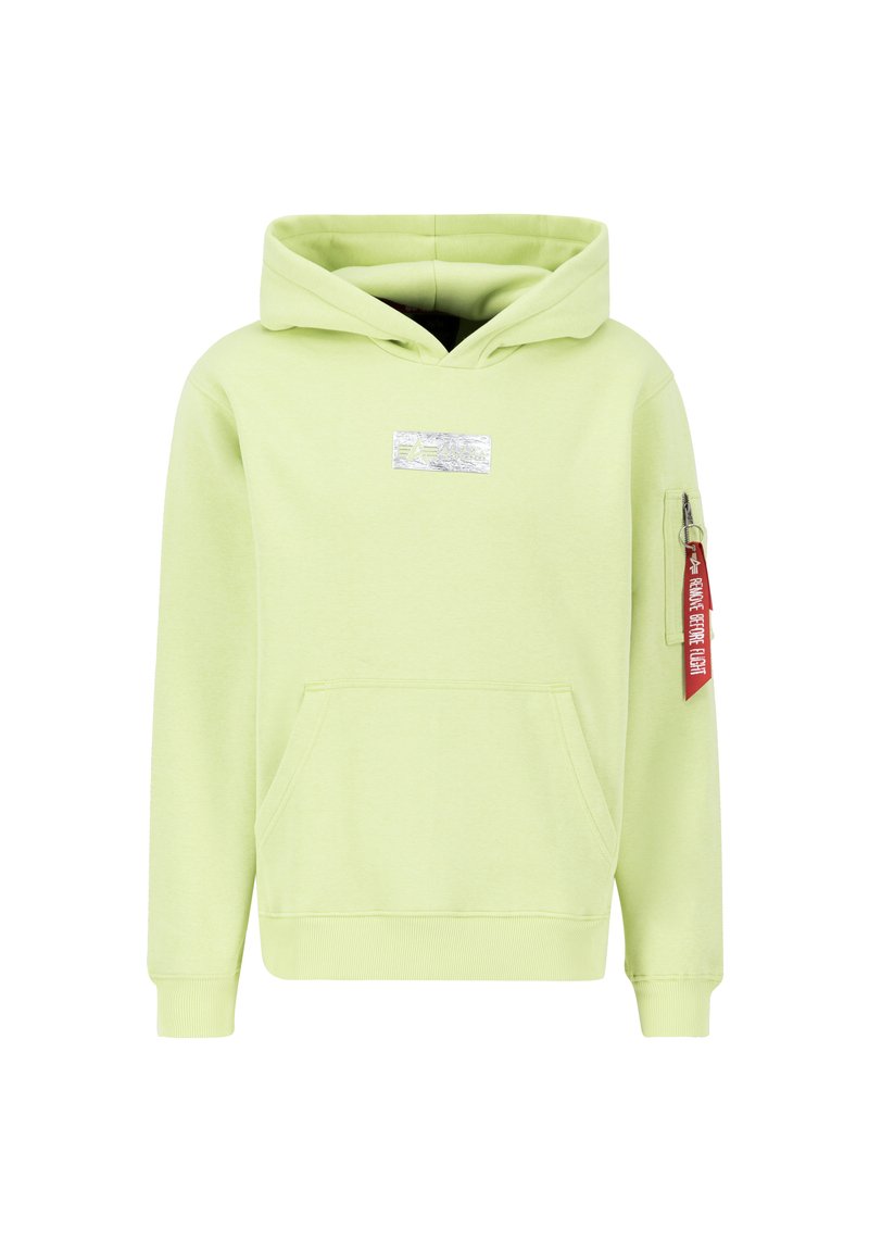 Hellgrüner Kapuzenpullover mit einer Fronttasche, Metall-Logopatch und rotem Stoffetikett am Ärmel. Weicher Stoff, lässiges Design.