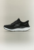 Schwarzer Laufschuh mit weißer Sohle, Skechers-Logo an der Seite, "MAX RUN" Schriftzug auf der Zwischensohle und "Skechers Slip-ins" Detail nahe der Ferse.
