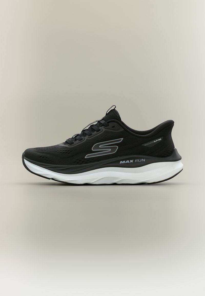 Schwarzer Laufschuh mit weißer Sohle, Skechers-Logo an der Seite, "MAX RUN" Schriftzug auf der Zwischensohle und "Skechers Slip-ins" Detail nahe der Ferse.