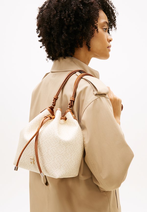 Tommy Hilfiger TH MONOPLAY CROSSBODY DRAWSTRING BUCKET BAG - Handbag - beige