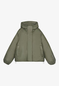 Olivengrüne Pufferjacke mit Kapuze, oversized Fit, elastischen Bündchen, zwei Seitentaschen und Texthinweis am Ärmel.
