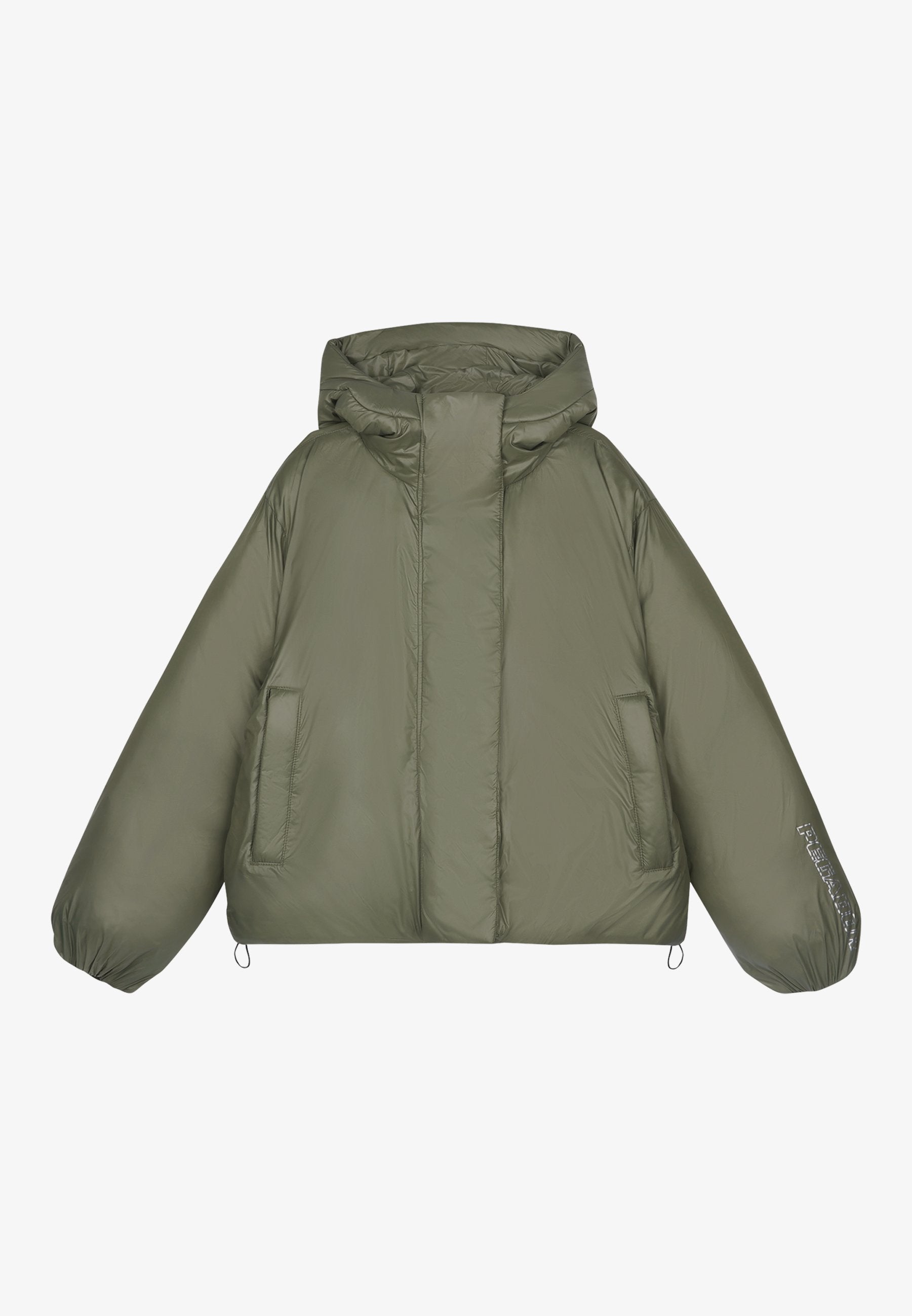 Olivengrüne Pufferjacke mit Kapuze, oversized Fit, elastischen Bündchen, zwei Seitentaschen und Texthinweis am Ärmel.