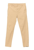 Beige Chinos mit slim Fit, flacher Vorderseite, Gürtelschlaufen, zwei seitlichen Taschen und einem Reißverschluss mit Knopfverschluss.