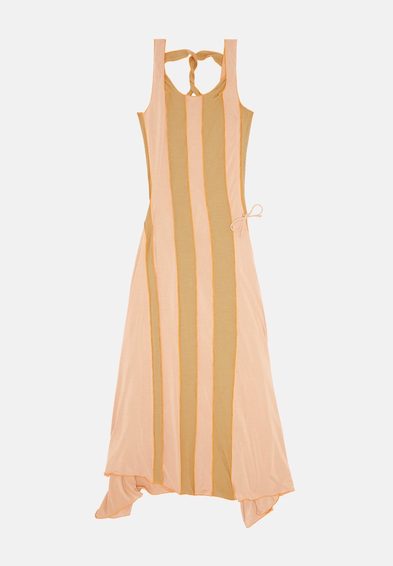 Ärmelloses Kleid in hellem Pfirsich mit vertikalen beige Streifen, featuring einen geknoteten Rücken und einem verstellbaren Bindegürtel in der Taille. Weiche, gerippte Textur.